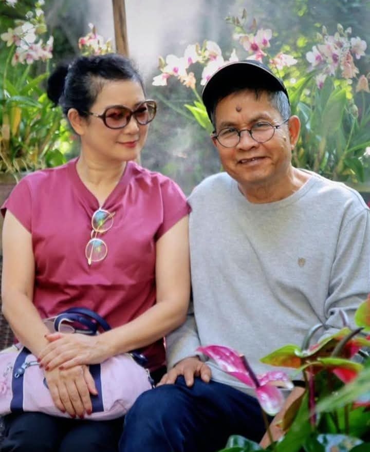 ภรรยาสุดช้ำ เจอดราม่าปม ‘เด๋อ ดอกสะเดา’ เผยสามีถูกสโตรกโจมตีหนักครั้งที่ 2!