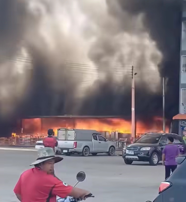 ข่าวด่วน!! ไฟลุกไหม้รุนแรง! โรงงาน …