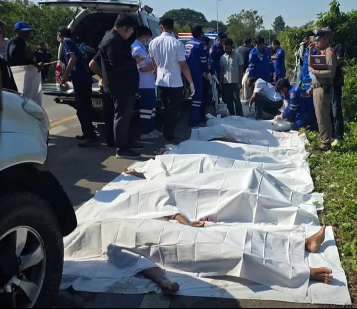 สลด! รถขนต่างด้าว 15 ชีวิต ยางแตกตกคลองชลประทาน เสียชีวิตหมู่ 9 ราย