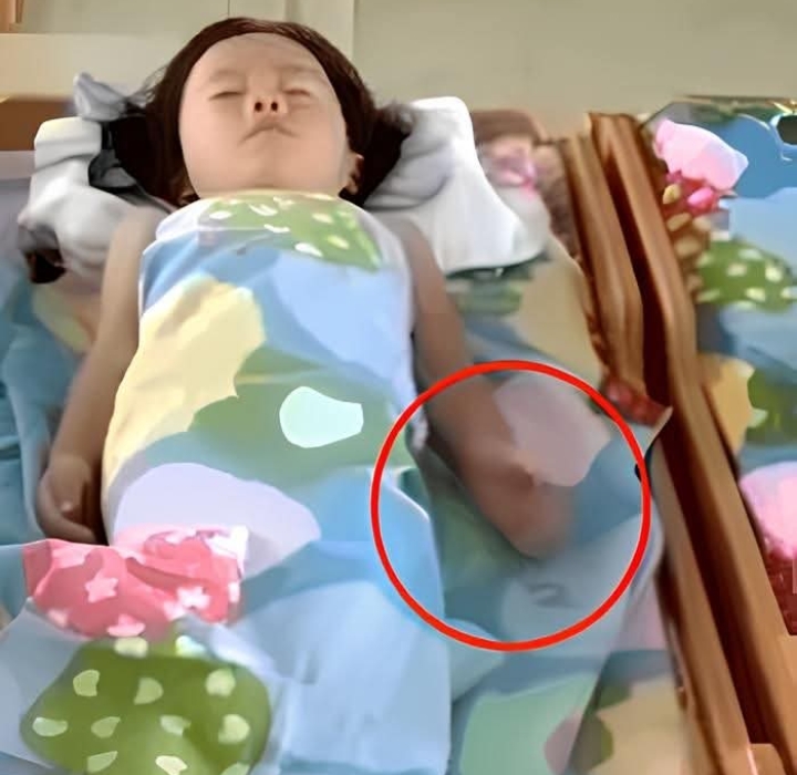 ครูส่งให้ดู ลูกสาว 2 ขวบ “นอนกลางวัน” ขยับมือแปลกๆ แม่เห็นแล้วรู้ทันทีทำอะไร ร้องไห้เลย…